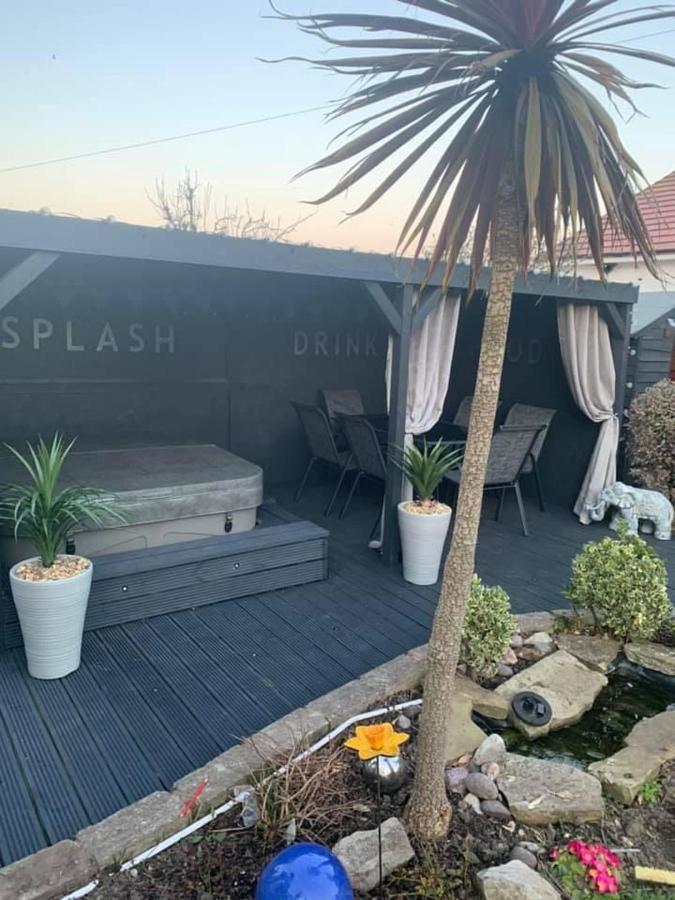 Sunnyside - Large Seaside Home With Views And Hot Tub Prestatyn Exterior photo
