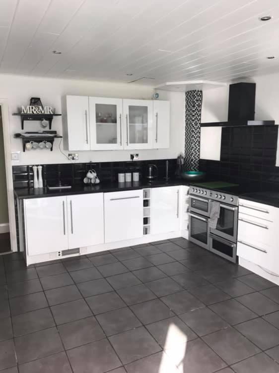 Sunnyside - Large Seaside Home With Views And Hot Tub Prestatyn Exterior photo