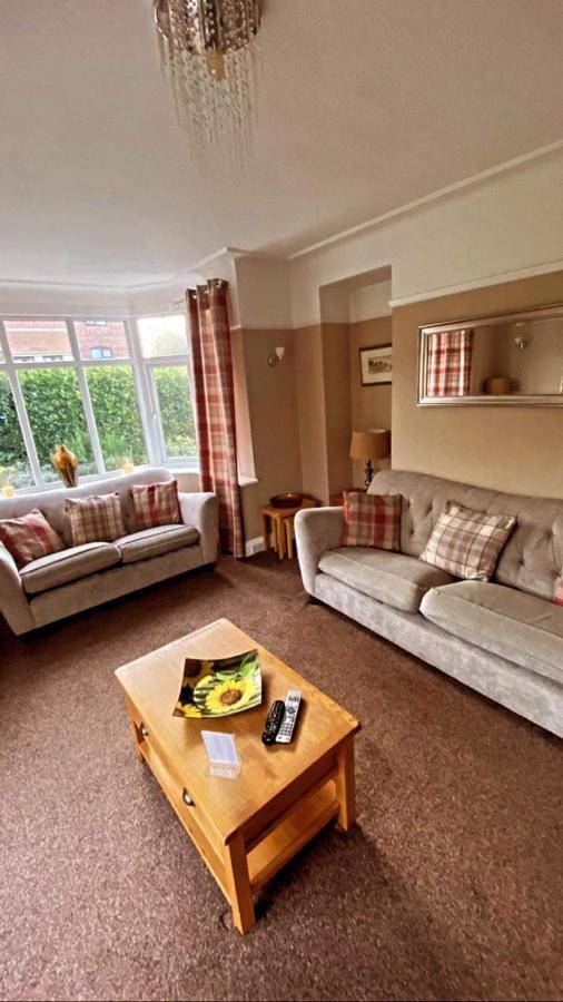 Sunnyside - Large Seaside Home With Views And Hot Tub Prestatyn Exterior photo
