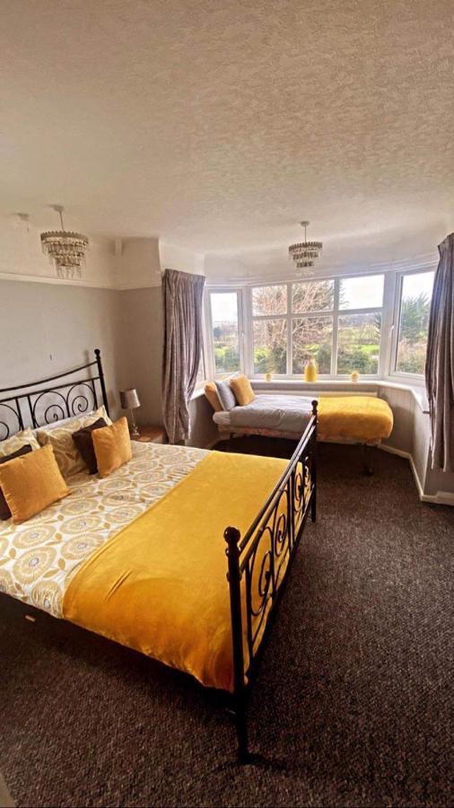 Sunnyside - Large Seaside Home With Views And Hot Tub Prestatyn Exterior photo